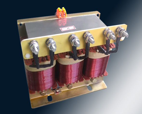 TKSG/TKDG濾波電抗器通過(guò)的是交流電流，它與濾波電容器串聯(lián)使用，組成諧振電路，使其在規(guī)定的頻率點(diǎn)上諧振，濾指定的高次諧波；同時(shí)還可實(shí)玖電力系統(tǒng)的無(wú)功補(bǔ)償和…